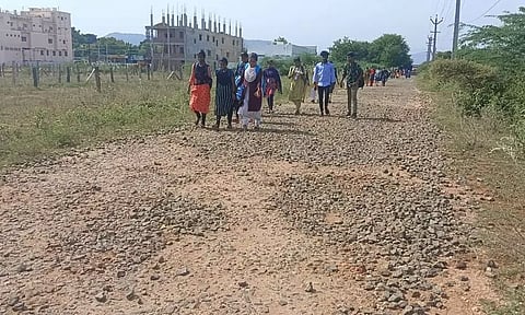 சேதமடைந்த சாலையால் மாணவர்கள் அவதி