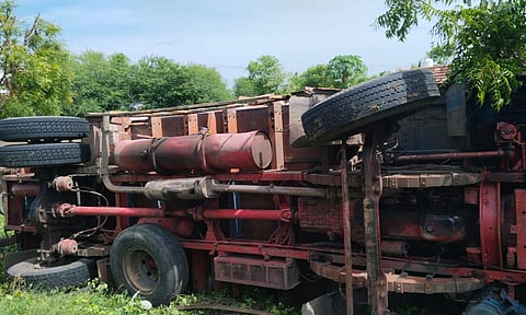 ஜல்லிக்கற்கள் ஏற்றி வந்த லாரி கவிழ்ந்து விபத்து