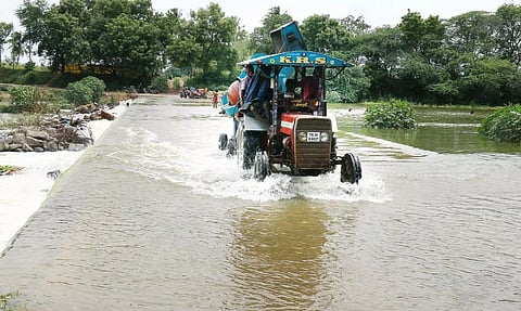 மலட்டாற்றில் பெருக்கெடுத்து ஓடும் தண்ணீரால் தரைப்பாலம் மூழ்கியது