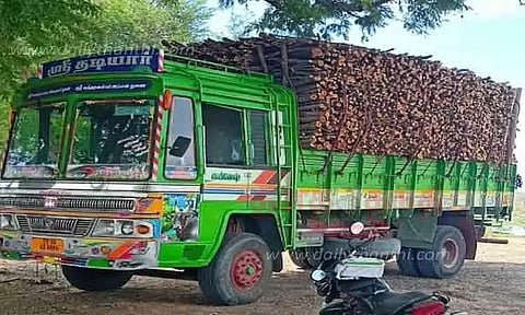 மரங்களை கடத்திய லாரி பறிமுதல்