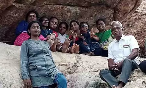 குகையில் சமணர் படுகைகளை வரலாற்று பாதுகாப்பு சங்கத்தினர் ஆய்வு