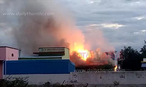 பட்டாசு கடையில் பயங்கர தீ; வெடிகள் நாசம்