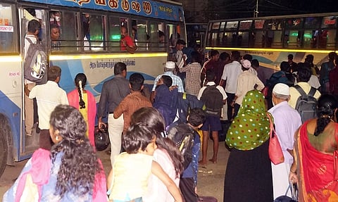 திருச்சி மத்திய பஸ் நிலையத்தில் விடிய, விடிய அலைமோதிய கூட்டம்