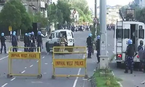 மணிப்பூரில் ஊரடங்கை மீறி ஆயிரக்கணக்கான மாணவர்கள் ஊர்வலம்