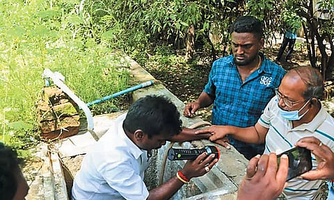 தண்ணீரில் புழுக்கள் வருவதாக பொதுமக்கள் புகார்; குடிநீர் தொட்டிகளில் ஏறி மண்டல தலைவர் ஆய்வு