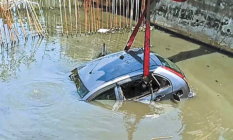 ஸ்ரீபெரும்புதூர் அருகே கால்வாய்க்குள் பாய்ந்த கார் - 3 பேர் உயிர் தப்பினர்