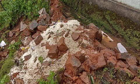 வால்பாறையில் பள்ளிக்கூட சத்துணவு மையத்தை சேதப்படுத்திய காட்டு யானை-அரிசிகளை தின்றும், வீசியும் அட்டகாசம்