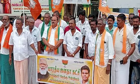 கழுகுமலையில் குடிநீர் தட்டுப்பாடு:பேரூராட்சி நிர்வாகத்தை கண்டித்து பா.ஜ.க.வினர் ஆர்ப்பாட்டம்