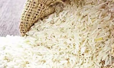 வேனில் கடத்த முயன்ற 2 டன் ரேஷன் அரிசி பறிமுதல்