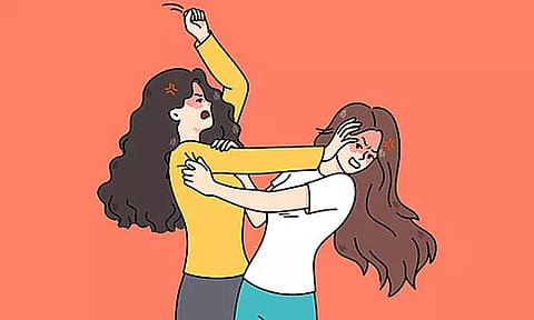 தொழிலாளிக்கு சொந்தம் கொண்டாடி 2 பெண்களுக்கு இடையே மோதல்