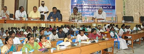 அனைத்து கறவை மாடுகளுக்கும் தடுப்பூசி- கலந்தாய்வு கூட்டத்தில் கலெக்டர் தகவல்