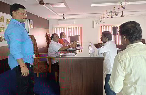 தர்மபுரி நகராட்சி கூட்டம்ஆணையாளரிடம் தி.மு.க. கவுன்சிலர் வாக்குவாதத்தால் பரபரப்பு