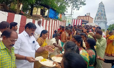 கிரிவலம் சென்ற பக்தர்களுக்கு அன்னதானம்