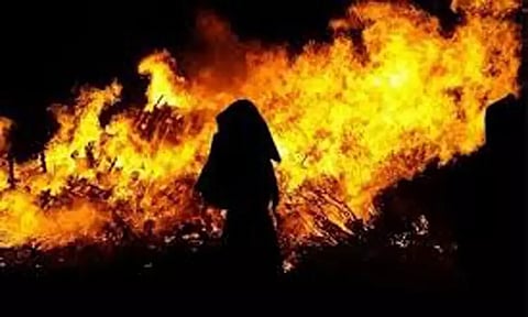 தீக்குளித்த ஓய்வுபெற்ற அரசு ஊழியர் சாவு