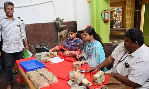 உண்டியல் காணிக்கை மூலம் ரூ.9 லட்சம் வருவாய்