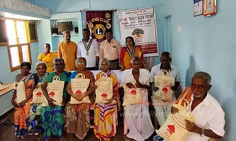 முதியோர்களுக்கு நலத்திட்ட உதவி