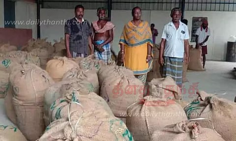 கொள்முதல் நிலையத்தில் நெல்மூடைகளை கொடுக்க முடியாமல் விவசாயிகள் பரிதவிப்பு