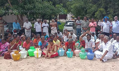 குடிநீர் கேட்டு பொதுமக்கள் காலிக்குடங்களுடன் போராட்டம்