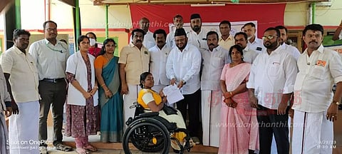 மாற்றுத்திறனாளிகளுக்கு அடையாள அட்டை வழங்கும் முகாம்