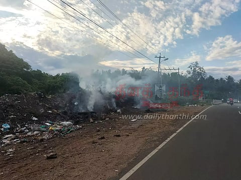 சாலையோரத்தில் குப்பைகளை கொளுத்துவதால் புகைமூட்டம்