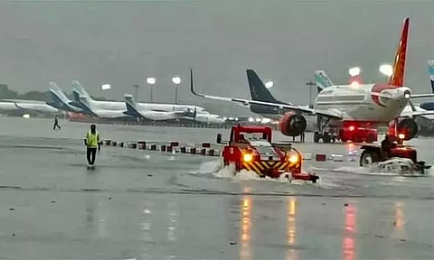 பலத்த மழையால் சென்னையில் விமான சேவை பாதிப்பு