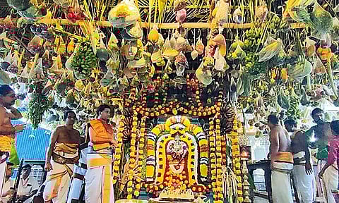 புரட்டாசி மாத பவுர்ணமியை முன்னிட்டு திருவேற்காடு தேவி கருமாரியம்மன் கோவிலில் 5 டன் காய்கறி, பழங்களால் நிறைமணி காட்சி