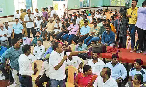 எண்ணூரில் தொழிற்சாலை விரிவாக்கம் குறித்து கருத்து கேட்பு கூட்டத்துக்கு பொதுமக்கள் எதிர்ப்பு - தேதி குறிப்பிடாமல் கலெக்டர் ஒத்திவைத்தார்