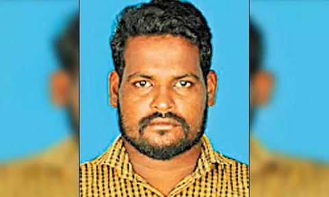 திருநின்றவூர் அருகே சாலையோர பள்ளத்தில் டிரைவர் பிணமாக மீட்பு - கொலையா? போலீசார் விசாரணை