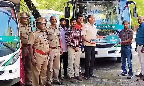 வண்டலூர் பூங்காவில் சிங்கங்கள் உலாவும் பகுதிக்கு பஸ்சில் சென்று ரசிக்கலாம்; வருகிற 2-ந்தேதி முதல் பொதுமக்கள் காண ஏற்பாடு