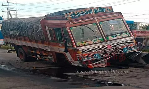 அந்தியூரில் தடுப்புச்சுவரில் மோதிய லாரி