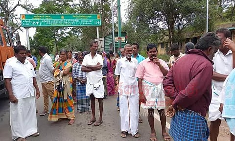 சத்தியமங்கலம் மருத்துவமனையில் இறந்த கர்நாடக விவசாயி: இறுதி சடங்கிற்கு சென்ற உறவினர்கள் மாநில எல்லையில் தடுத்து நிறுத்தம்