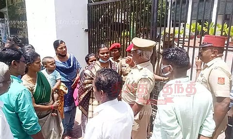 கலெக்டர் அலுவலகத்தை குழந்தைகளுடன் நர்சுகள் முற்றுகை