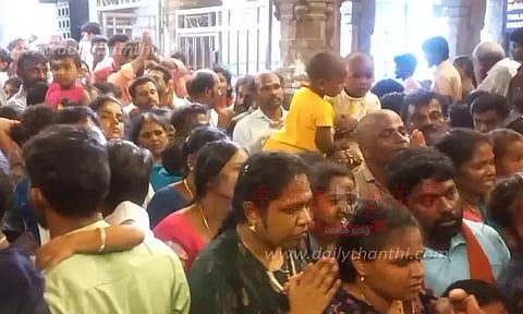 திருநள்ளாறு சனீஸ்வரர் கோவிலில் குவிந்த பக்தர்கள்