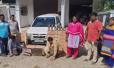 ஆந்திராவுக்கு காரில் மதுபாட்டில்கள் கடத்தல் :2 பேர் கைது