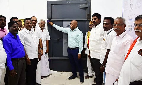 மின்னணு வாக்குப்பதிவு எந்திர சேமிப்பு கிடங்கில் கலெக்டர் ஆய்வு