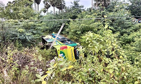 லாரி, மோட்டார் சைக்கிள் மீது பஸ் மோதல்; வியாபாரி பலி