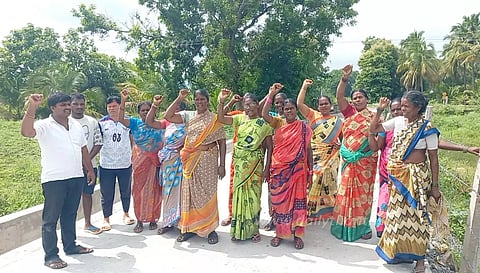 நல்லம்பள்ளி அருகேதரமான சாலை அமைக்கக்கோரி கிராம மக்கள் ஆர்ப்பாட்டம்