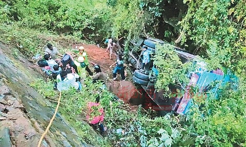 சுற்றுலா பஸ் கவிழ்ந்து 8 பேர் பலி