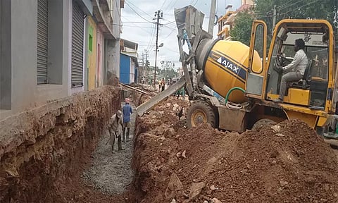 ஆண்டர்சன்பேட்டையில் சாலை விரிவாக்கத்தில் கால்வாய் அமைப்பதில் பாரபட்சம்