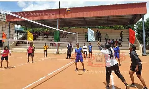 மாவட்ட அளவிலான வாலிபால் போட்டி