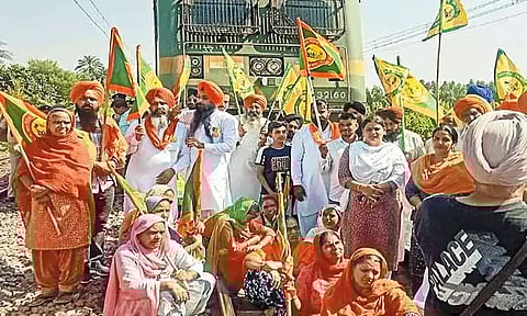பஞ்சாப்பில் 3 நாட்களாக நடந்த விவசாயிகள் ரெயில் மறியல்; 400 ரெயில்கள் ரத்து