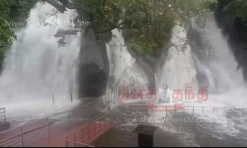 குற்றாலம் அருவிகளில் வெள்ளப்பெருக்கு