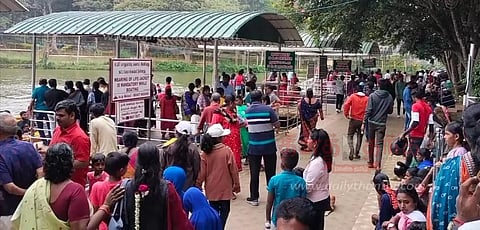 தொடர் விடுமுறையையொட்டிஏற்காட்டில் குவிந்த சுற்றுலா பயணிகள்படகு சவாரி செய்து உற்சாகம்