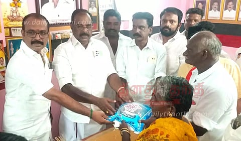 தூய்மை பணியாளர்களுக்கு நலத்திட்ட உதவி