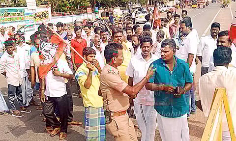 சுவர் விளம்பரத்தில் பெயர் அழிப்பு: மர்மநபர்களை கைது செய்யக்கோரி அ.தி.மு.க.வினர் மறியல்