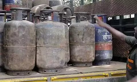 வணிக பயன்பாட்டுக்கான சிலிண்டர் விலை ரூ.203 உயர்வு..!