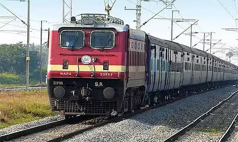 சேத்துப்பட்டு அருகே ஓடும் ரெயிலில் இருந்து தவறி விழுந்த டாக்டர் பலி