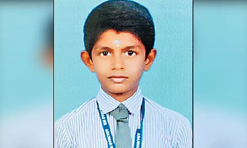 ஊஞ்சல் கட்டி விளையாடியபோது பரிதாபம்; சேலை கழுத்தை இறுக்கி 7-ம் வகுப்பு மாணவன் பலி