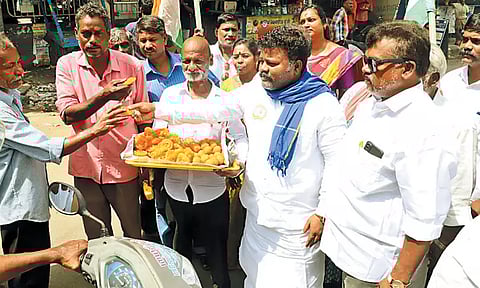 வாச்சாத்தி பாலியல் வன்கொடுமை வழக்கு தீர்ப்புக்கு வரவேற்பு: தமிழ்நாடு காங்கிரஸ் எஸ்.சி. துறையினர் இனிப்பு வழங்கி கொண்டாட்டம்