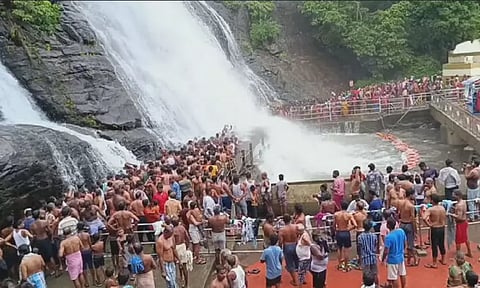 குற்றாலம் மெயின் அருவியில் சுற்றுலா பயணிகள் குளிக்க அனுமதி